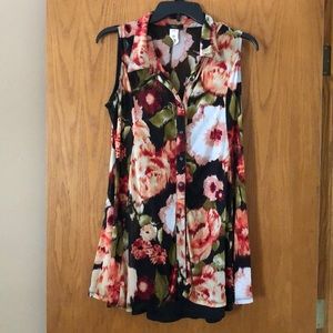 Floral maternity sleeveless shirt